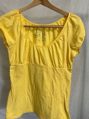 Take Me Surf Yellow Scoop Neck Top Women’s Size Large – Ruched Short Sleeve